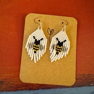 BNWT Beautiful handmade by artist in Wyoming beaded bee earrings